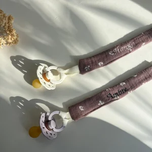 Attache tétine marron fleuri personnalisable