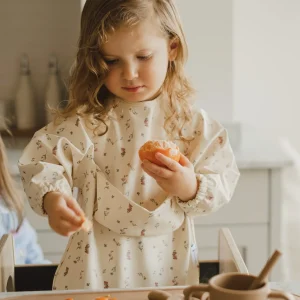 Bavette à manches longues avec pochette intégrée