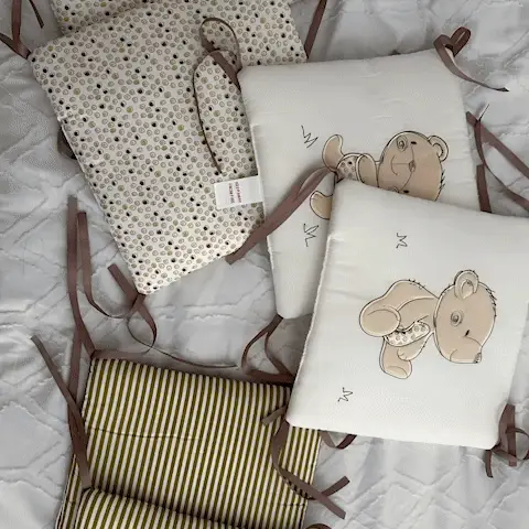 Tour de lit bébé-coussinets