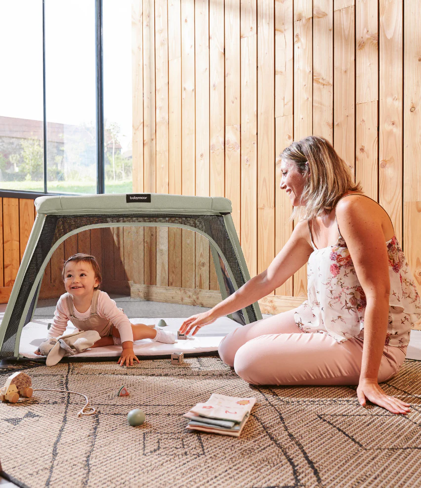 Lit parapluie avec berceau intégré - Moov & Comfy – Image 2